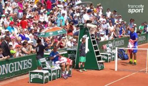 Roland-Garros 2017 : Discussion animée entre Nick Kyrgios et l'arbitre de chaise (3-6, 5-4)