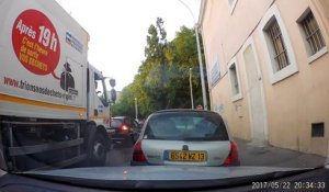 Elle filme des éboueurs marseillais jeter des déchets dans la rue