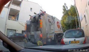 Un éboueur jette des déchets dans la rue (Marseille)