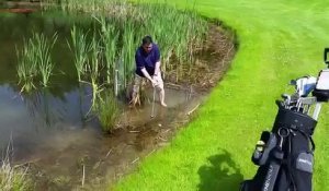 Jouer une balle de golf dans l'eau : mauvaise idée