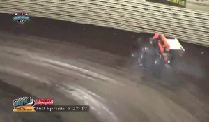 Accident impressionnant en Sprint Car : la voiture décolle et sort du circuit