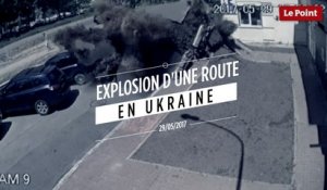 Une canalisation explose et détruit une rue en Ukraine