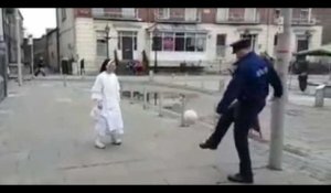 Zap Web : Un policier et une nonne font des jongles avec un ballon dans la rue (vidéo)