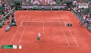 Roland-Garros 2017 : Superbe lob millimétré de Ramos qui surprend Pouille ! (2-6, 6-3, 6-5)