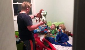 Un garçon invente des histoires à son petit frère avant de dormir !! Très mignon