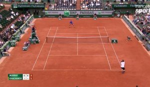 Roland-Garros 2017 : Le splendide contre amortie de Khachanov ! (6-3, 6-4, 3-1)