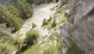 Le vol incroyable et dangereux de Graham Dickinson en wingsuit