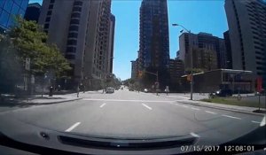 Un cycliste avait brûlé un feu rouge et a été heurté par une voiture à Ottawa !! Idiot