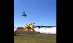 Cascade incroyable : un avion passe sous une moto qui fait un backflip