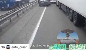 Des chauffeurs routiers encerclent un automobiliste qui a eu un geste malheureux