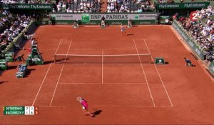 Roland-Garros 2017 : Jelena Ostapenko s’arrache sur toutes les balles (7-6, 3-6, 4-3)