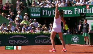 Roland-Garros 2017 : Jelena Ostapenko revient à un set partout face à Simona Halep ! (4-6, 6-4)