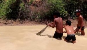 Des enfants Cambodgiens s'amusent avec un anaconda