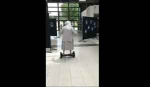 Une religieuse de 77 ans a voté dimanche en hoverboard !