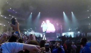 En plein concert, un fan de Justin Bieber lui jette une bouteille   - Regardez