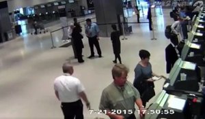 Cet employé de United Airlines frappe un passager âgé et personne ne réagit