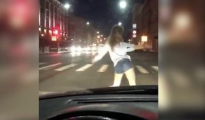 Une jeune femme se met à danser devant une voiture !