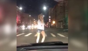 Cette meuf se met à danser devant une voiture au milieu de la route... Chaud