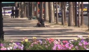 Champs-Elysées : Un policier déshabille le suspect en pleine rue (Vidéo)
