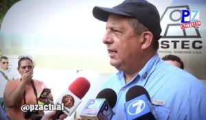 Le président du Costa Rica gobe une guêpe pendant une interview