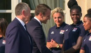 E. Macron reçoit l’équipe féminine de football de l’OL