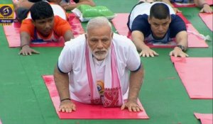 Inde: Modi se met au yoga pour la Journée internationale