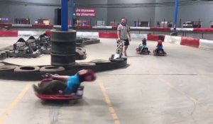 Un enfant évanoui sur un karting se transforme en mème incroyable...