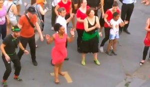 David Pujadas danse dans la rue pour la fête de la musique.