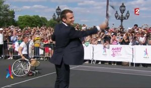 Emmanuel Macron joue au tennis en fauteuil roulant pour soutenir la candidature de Paris aux JO 2024
