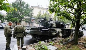 Un char d’assaut se crashe violemment en pleine rue à Minsk