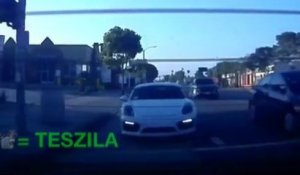 Une Porsche essaie de suivre l’accélération d'une Tesla
