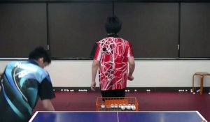 Ce gars galère pour ranger ses balles de ping-pong