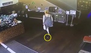 Dans un magasin une femme lâche une petite crotte