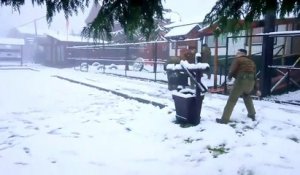 Ouvriers chiliens VS policiers ! Ahaha bataille de boule de neige