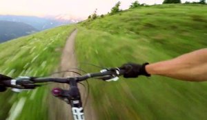 Une marmotte défie Mickaël Bimboes lors d'une descente à VTT