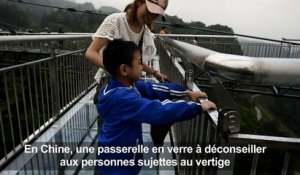 En Chine, une passerelle vertigineuse en verre défie les records