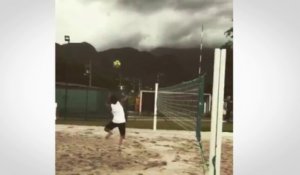 La technique de Neymar et Dani Alves au foot-volley