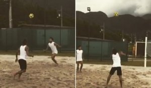 Neymar et Dani Alves, c’est très très fort au foot-volley !