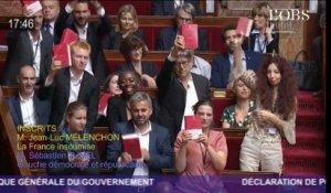 Les députés de la France insoumise brandissent le code du travail