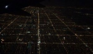 Les milliers de feux d'artifices du 4 juillet à Chicago vus d'avion de nuit !