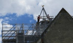 VIDEO(36). Un nouveau coq au sommet du clocher de Villedieu