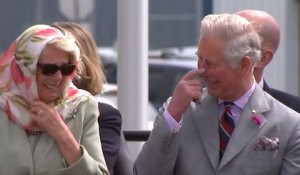Le Prince Charles et Camilla pris d'un fou rire lors d'un chant inuit au Canada