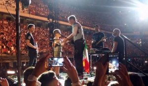 Coldplay invite un enfant de 9 ans à jouer de l'harmonica sur scène !