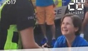 Une manifestante et une policière se fiancent à la Gay Pride de Londres