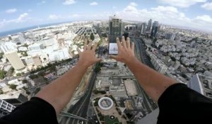 Il se tient en équilibre sur les mains... en haut d'un gratte ciel à Tel Aviv !