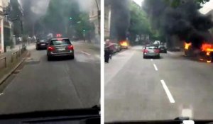 Un automobiliste passe dans une rue après des casseurs