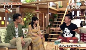 Un homme d'affaires japonais porte un tee-shirt avec la tête d'Hitler à la télévision et provoque un scandale - Regardez