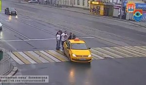 Il sort du taxi pour frapper une piétonne mais va vite le regretter... Grosse bagarre de rue