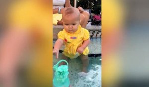 Quand ton bébé apprend à nager tout seul... Fou