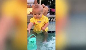 Il Nous Prouve Qu Un Bebe Sait Naturellement Nager Et Flotter Dans Une Piscine Risque Non Sur Orange Videos